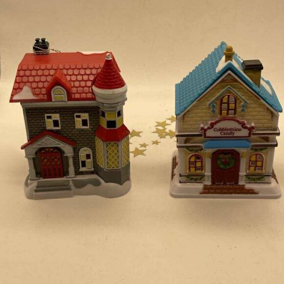 NWT Set of 2 Cobblestone Corners Plastic Christmas Winter Village Pieces - Picture 2 of 10